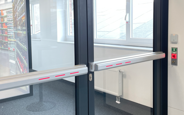 Doppelflügelige Glastür mit Panikstangen und Notausgang Moderne Glastür mit Panikstangen und Notausgang
