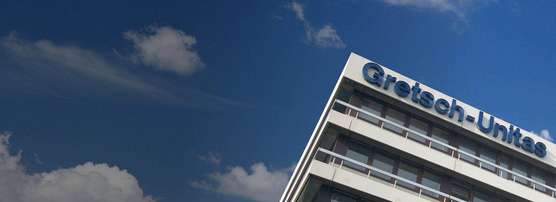 GU Baubeschläge – Unternehmensgebäude in Ditzingen Bild des Unternehmensgebäudes von GU Baubeschläge (GU Bau) in Ditzingen, Zentrale für hochwertige Tür- und Fensterlösungen und Baubeschläge.