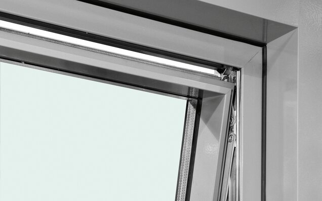 Geöffnetes Senkklappfenster aus Aluminium Geöffnetes Senkklappfenster aus Aluminium