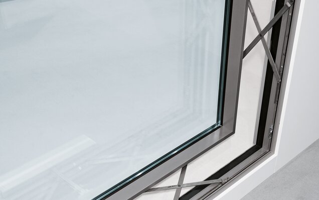 Parallelaufklappschere, moderne Fensterkonstruktion mit Metallrahmen Metallrahmenfenster mit Öffnungsmechanismus