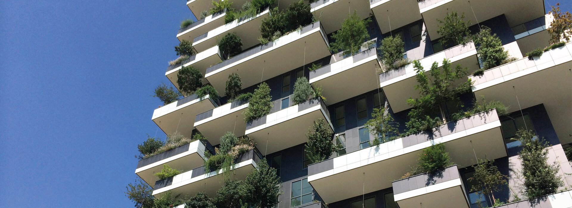 Modernes Wohngebäude mit begrünten Balkonen Wohnhaus mit bepflanzten Balkonen