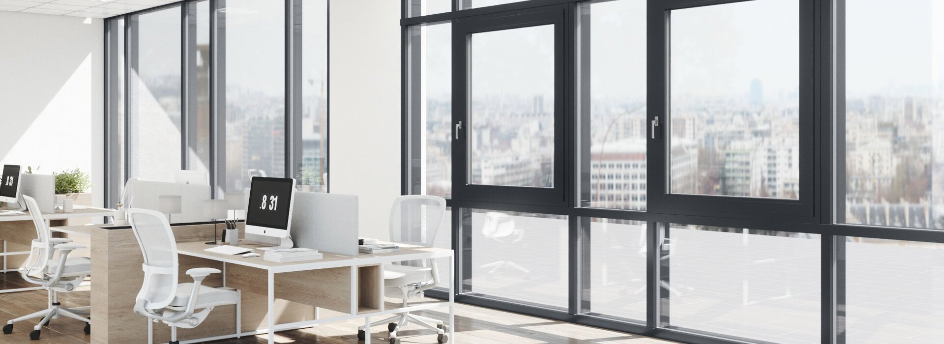 Modernes Büro mit großen Aluminiumfenstern Modernes Büro mit großen Aluminiumfenstern und ergonomischen Arbeitsplätzen