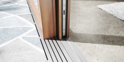 Hebeschiebe-Element – Detailansicht Laufschiene Hebeschiebe-Element aus Holz – Detailansicht Laufschiene/Laufwagen