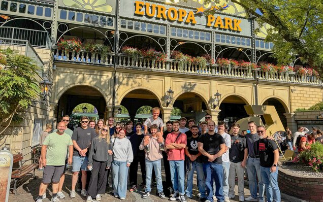 Gruppenbild am Europa-Park Eingang Gruppe vor Europa-Park Eingang