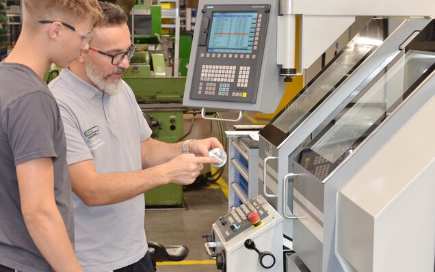 Fachmann erklärt CNC-Maschinenbedienung Fachmann erklärt Bedienung einer CNC-Maschine anhand eines Werkstücks