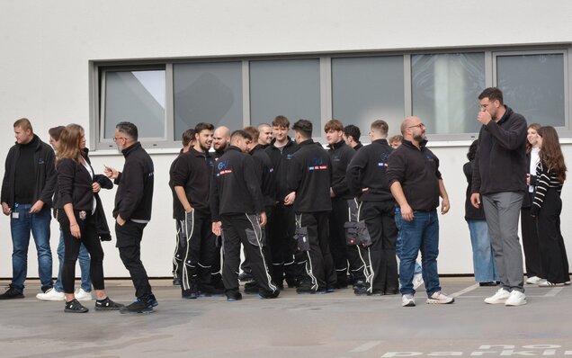 Gruppe von Mitarbeitern in GU Arbeitskleidung Mitarbeitergruppe in GU Arbeitskleidung vor Gebäude