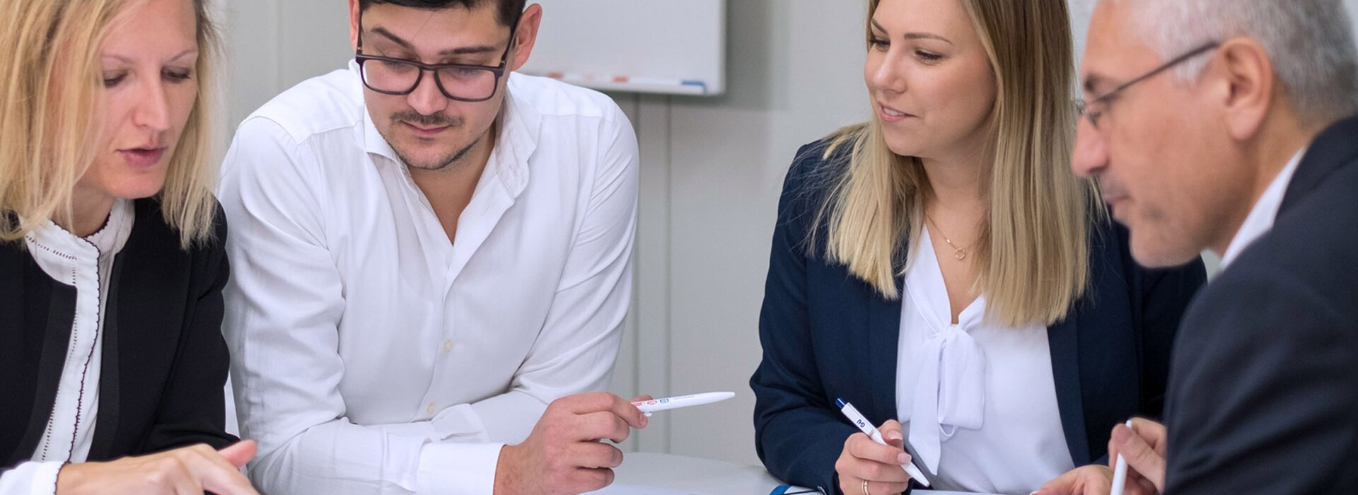 Team bei Besprechung im Büro Personen besprechen Pläne im Büro