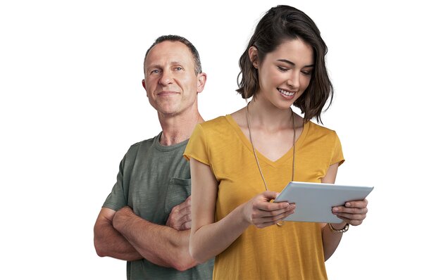 Zwei Personen füllen Kontaktformular aus Zwei Personen füllen Kontaktformular mit Tablet aus