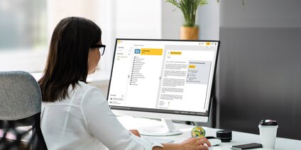Ausschreibungsportal für Bau- und Architektenprojekte Frau arbeitet am PC mit dem Gretsch-Unitas Ausschreibungsportal für Bau- und Architektenprojekte