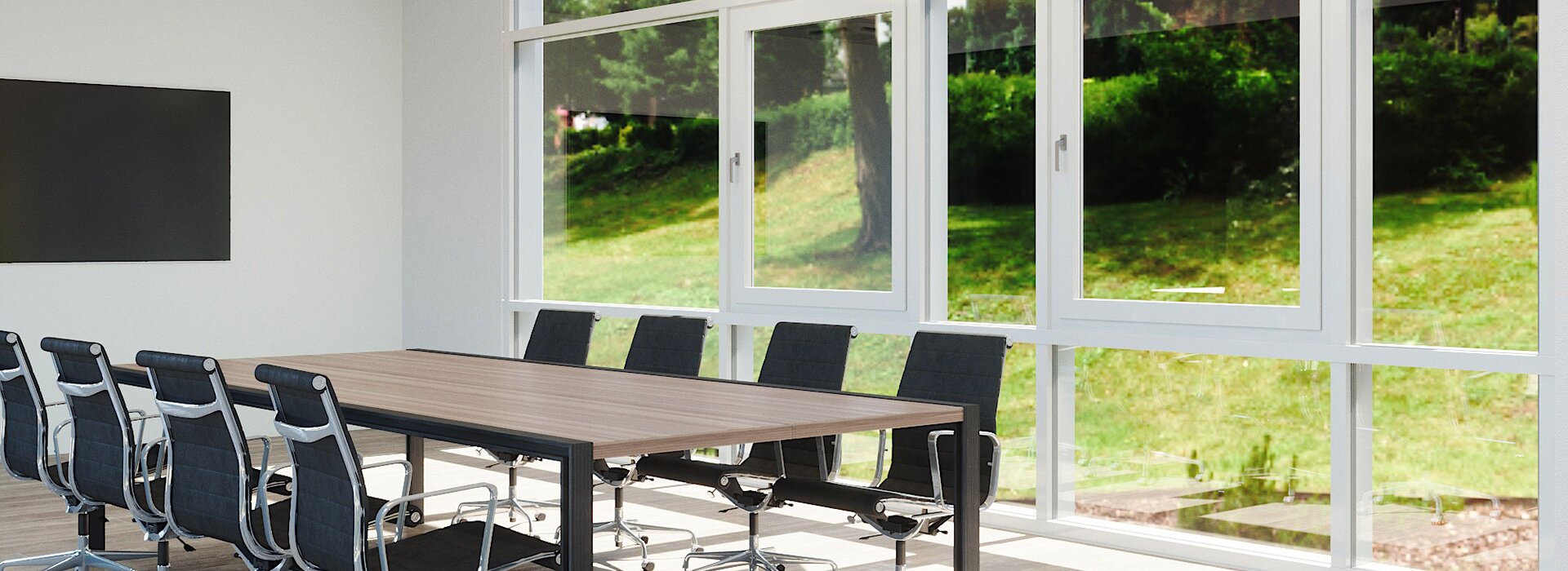 Moderner Konferenzraum mit großer Fensterfront Moderner Konferenzraum mit großer Fensterfront und ergonomischen Bürostühlen