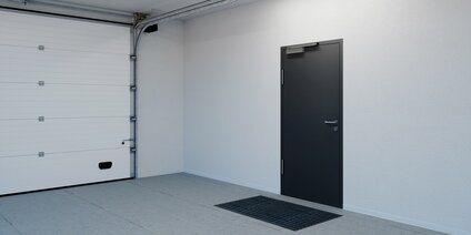 Feuerhemmende Mehrfachverriegelungen Feuerhemmende Tür mit Mehrfachverriegelung in modernem Garagenraum mit automatischem Sektionaltor