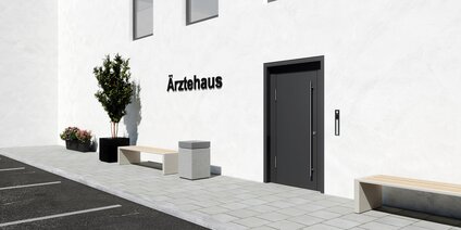 Motorisch verriegelnde Mehrfachverriegelungen Tür mit motorisch verriegelnder Mehrfachverriegelung am Eingang eines Ärztehauses