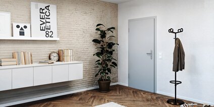 Manuell verriegelnde Mehrfachverriegelungen Wohnungseingangstür im modernen Flur mit manuell verriegelnder Mehrfachverriegelung