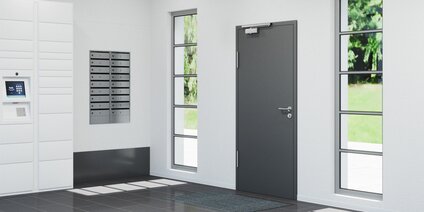 Einflügelige Tür mit Türschließer OTS 633 N Moderner Hausflur eines Mehrfamilienhauses mit einflügeliger, geschlossener Haustür mit Türschließer OTS 633 N