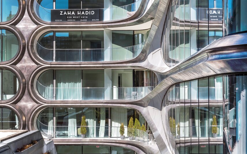 Zaha Hadid modernes Gebäude New York Moderne Architektur mit geschwungenen Metallfassaden
