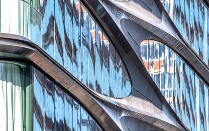 Moderne Glas-Metall-Fassade urban geschwungene Glas-Metall Fassade Gebäude