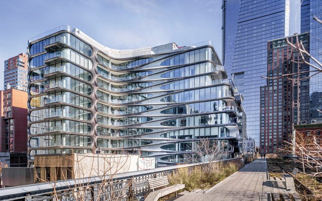 Bürogebäude mit geschwungener Glasfassade Modernes Bürogebäude mit Glasfassade