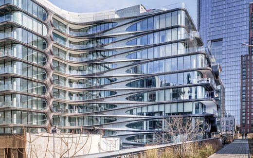 Bürogebäude mit geschwungener Glasfassade Modernes Bürogebäude mit Glasfassade