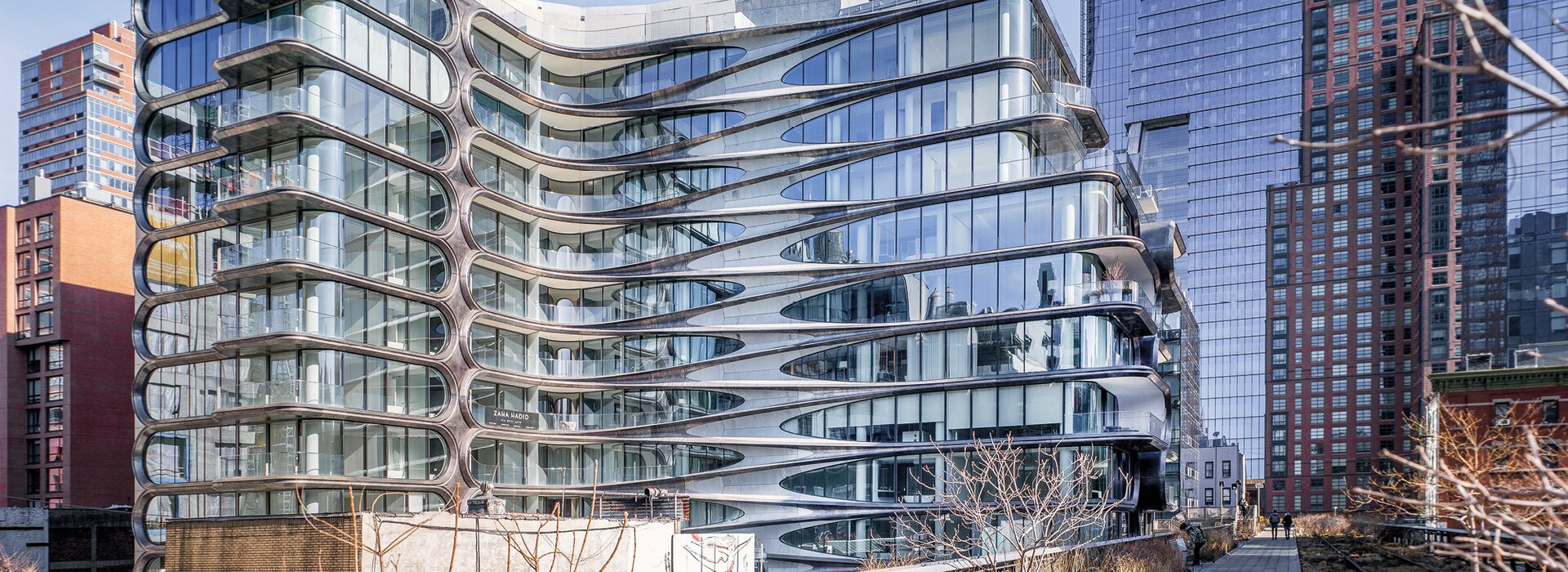 Bürogebäude mit geschwungener Glasfassade Modernes Bürogebäude mit Glasfassade