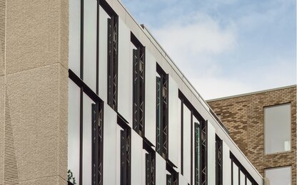 Moderne Bürogebäudefassade mit Glasfenstern Moderne Fassade mit Glas und Beton