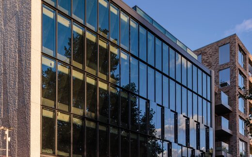 Modernes Büro- und Wohngebäude mit Glasfassade Modernes Gebäude mit Glasfassade und Balkon