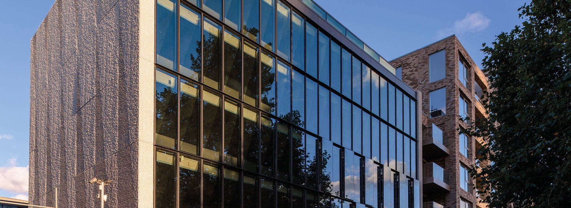Modernes Büro- und Wohngebäude mit Glasfassade Modernes Gebäude mit Glasfassade und Balkon