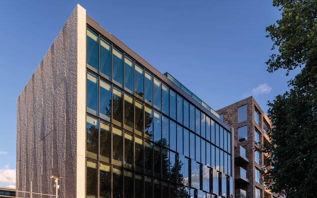 Modernes Büro- und Wohngebäude mit Glasfassade Modernes Gebäude mit Glasfassade und Balkon