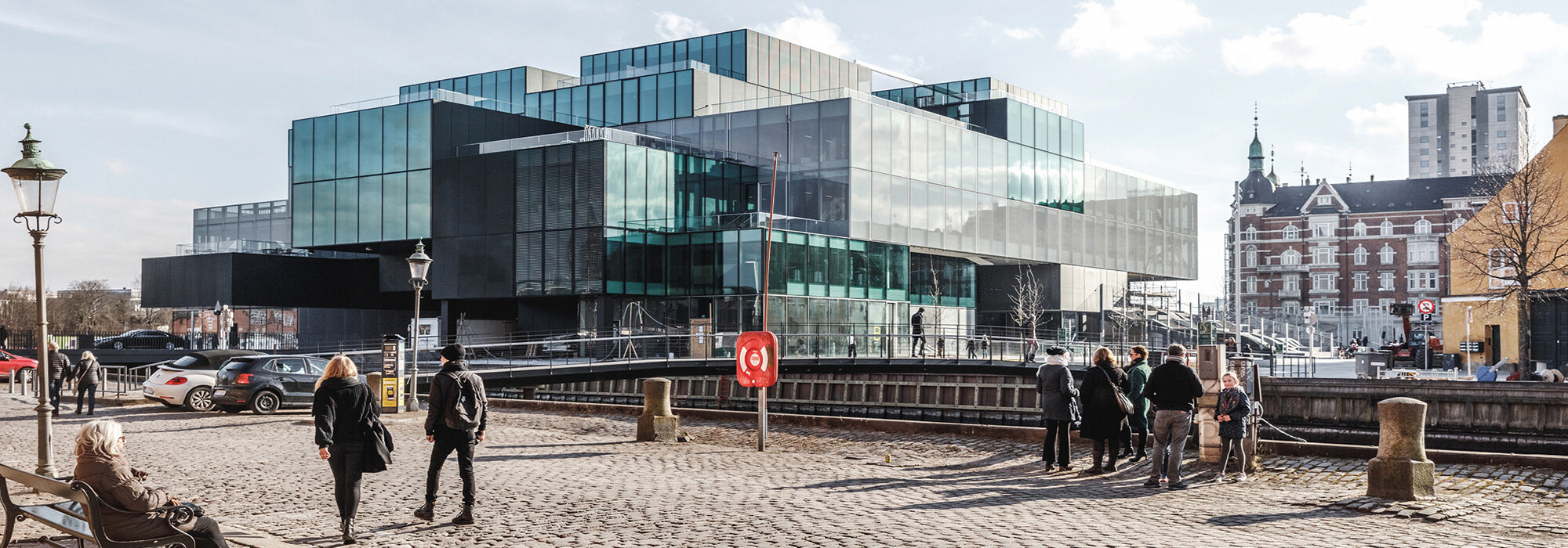 kubistisches Glasgebäude in städtischer Umgebung modernes Gebäude mit Glasfassade außen