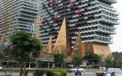 Modernes Hochhaus mit wellenförmigen Balkonen Hochhaus mit einzigartigen Balkonen