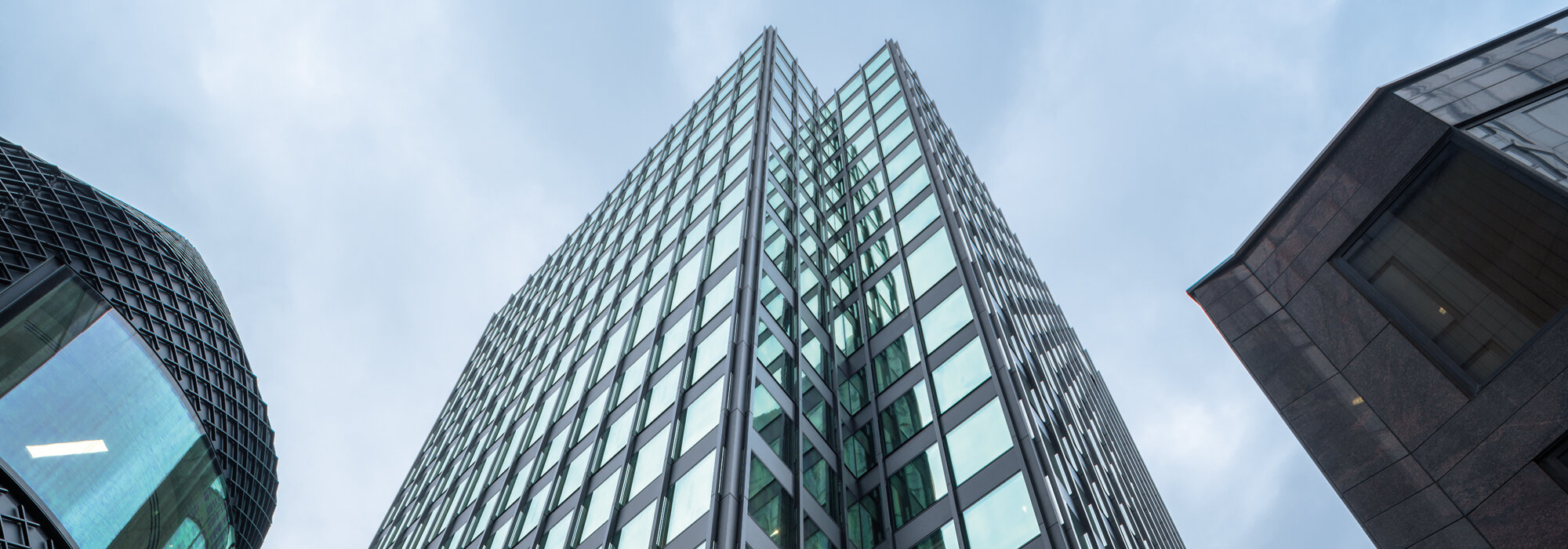Moderne Bürohochhäuser mit Glas- und Stahlfassade Moderne gläserne Bürohochhäuser im Fokus