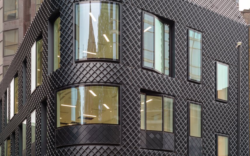 Moderne Fassade mit geometrischer Außenverkleidung Moderne Fassade mit großen Fensterfronten