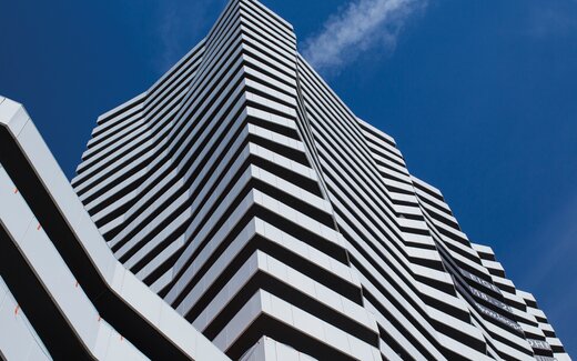 Moderner Gebäudekomplex mit welliger Fassade Modernes Gebäude mit weißer Fassade