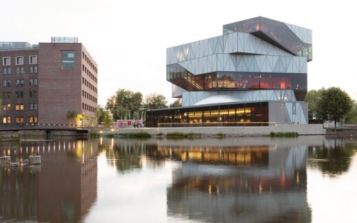 Modernes Architekturensemble am Wasser Gebäude mit Wasserspiegelung und Beleuchtung