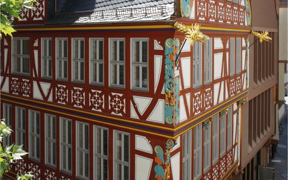 Historisches Fachwerkhaus mit Drachenköpfen Fassade Fachwerkhaus mit goldenen Drachenköpfen