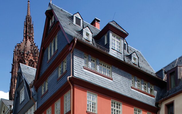 Historisches Fachwerkhaus mit Schieferdach und Kirchturm Traditionelles Haus mit Schieferdach und Turm