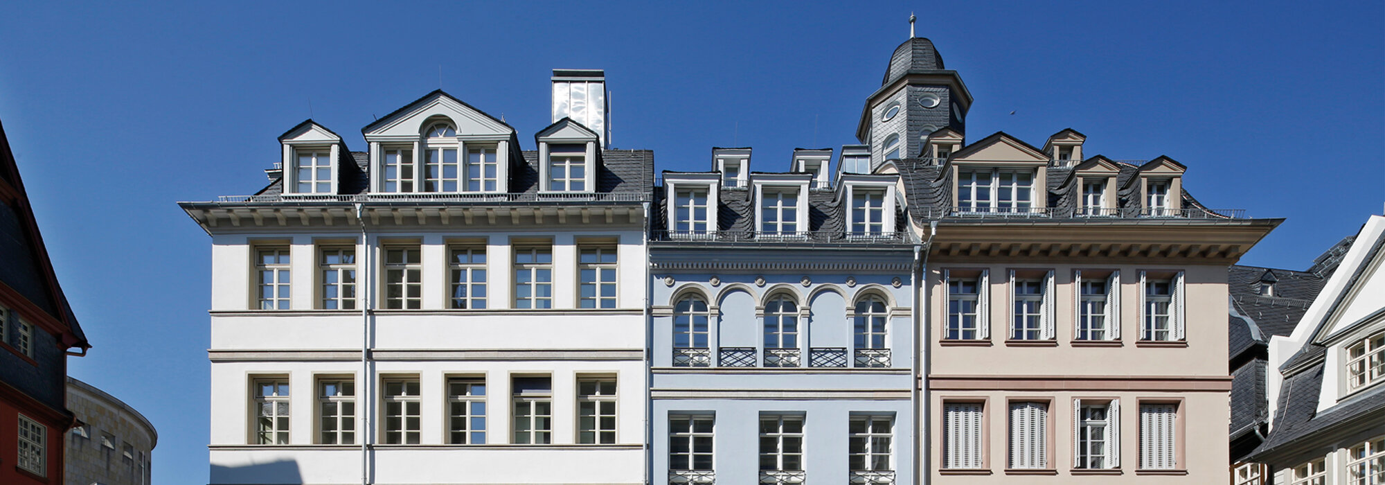 Historische Innenstadt mit Brunnen und Giraffenfigur Historische Gebäude mit Brunnen und Figur