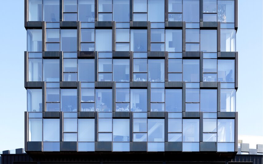 Moderne Glasfassade Bürogebäude Design Moderne Glasfassade mit rechteckigen Fenstern