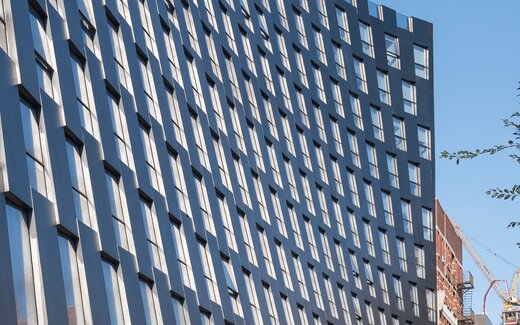 Moderne Bürogebäudefassade mit Fensterreihen Fassade eines modernen Bürogebäudes