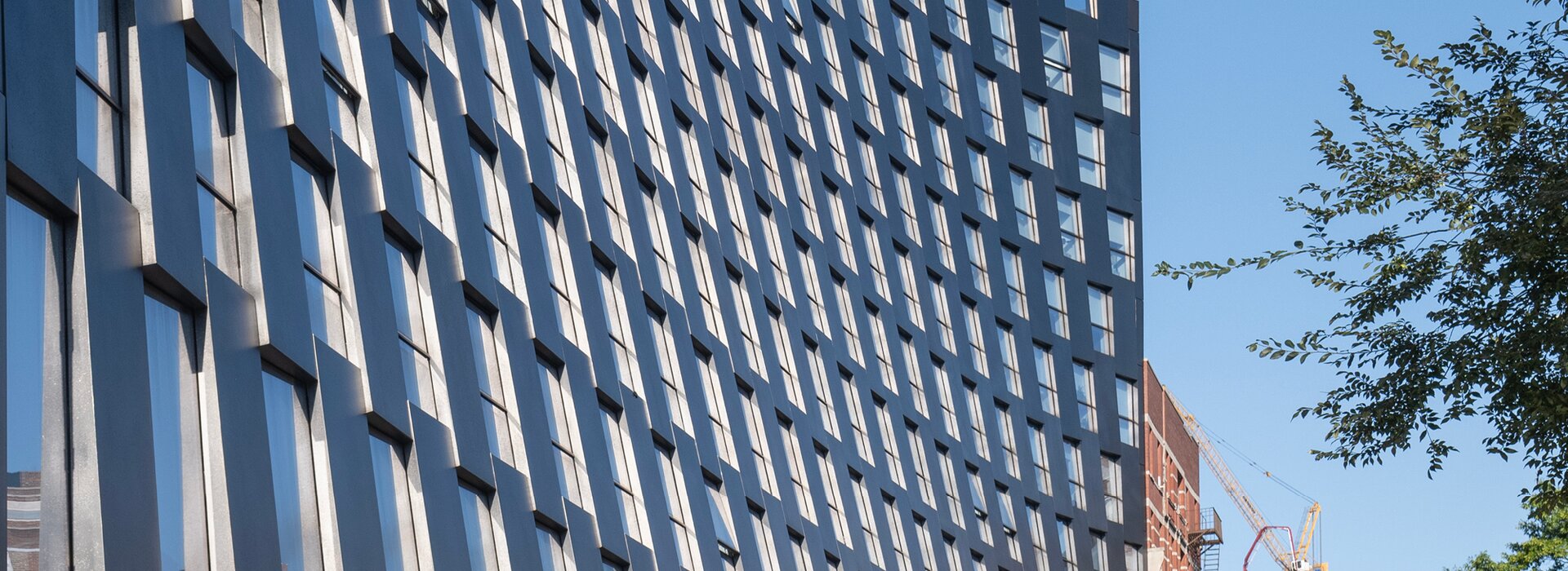 Moderne Bürogebäudefassade mit Fensterreihen Fassade eines modernen Bürogebäudes
