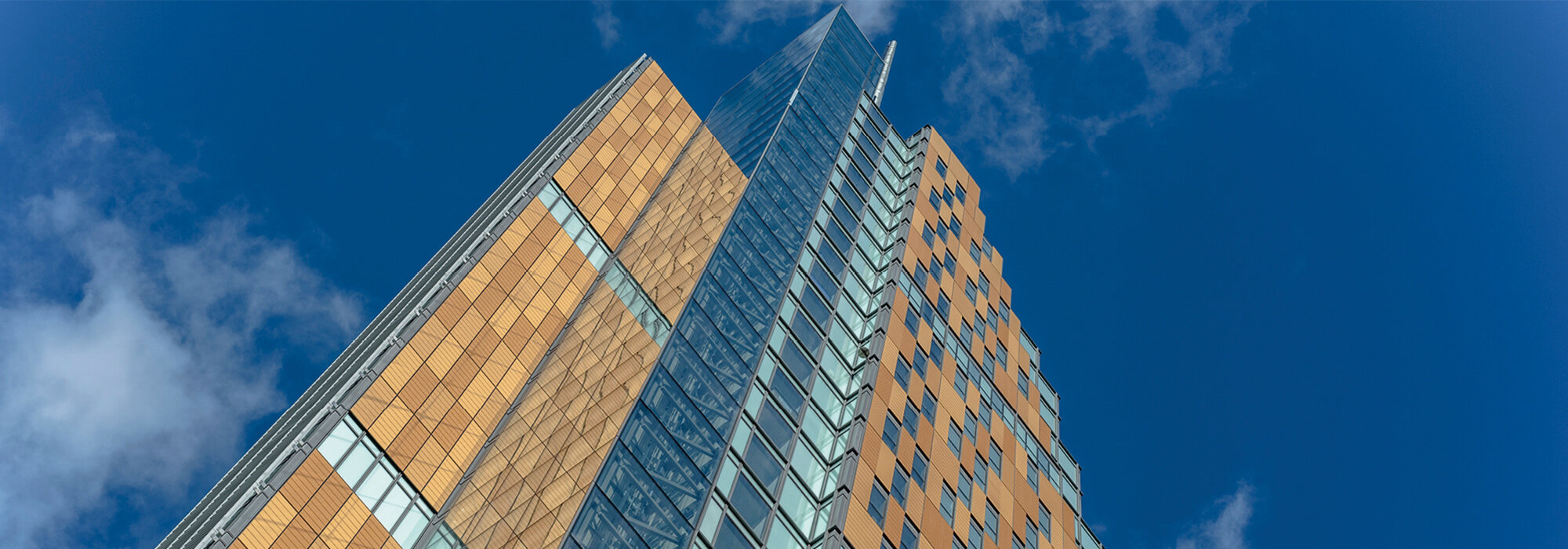 Moderne Hochhausfassade mit Glas und Ziegelstein Fassade mit Glas und Ziegelsteinen