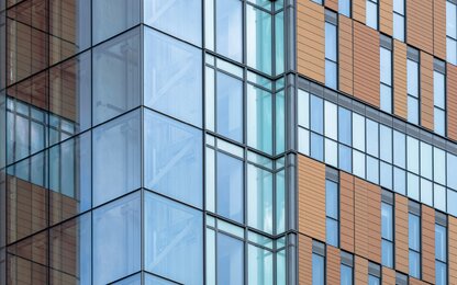 Bürogebäude mit Glas- und Holzfassade Moderne Fassade aus Glas und Holz