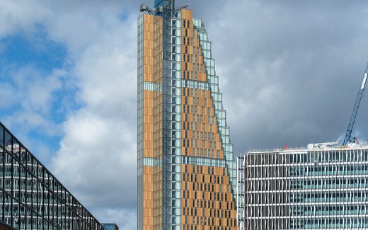 Moderne Hochhausfassade mit Baukran Hohe Gebäude mit modernem Fassadendesign