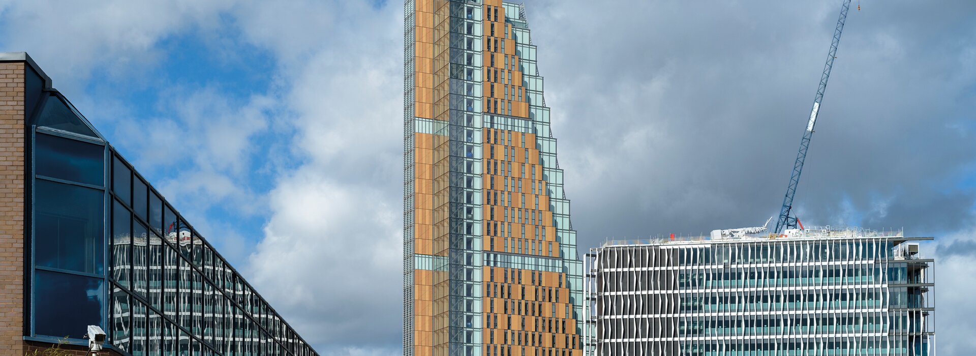 Moderne Hochhausfassade mit Baukran Hohe Gebäude mit modernem Fassadendesign
