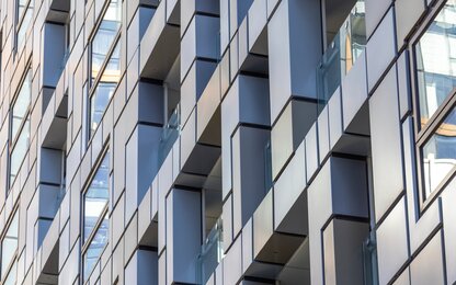 Moderner Bürogebäudefassade mit Glasbalkonen Moderne Bürofassade mit Glasbalkonen