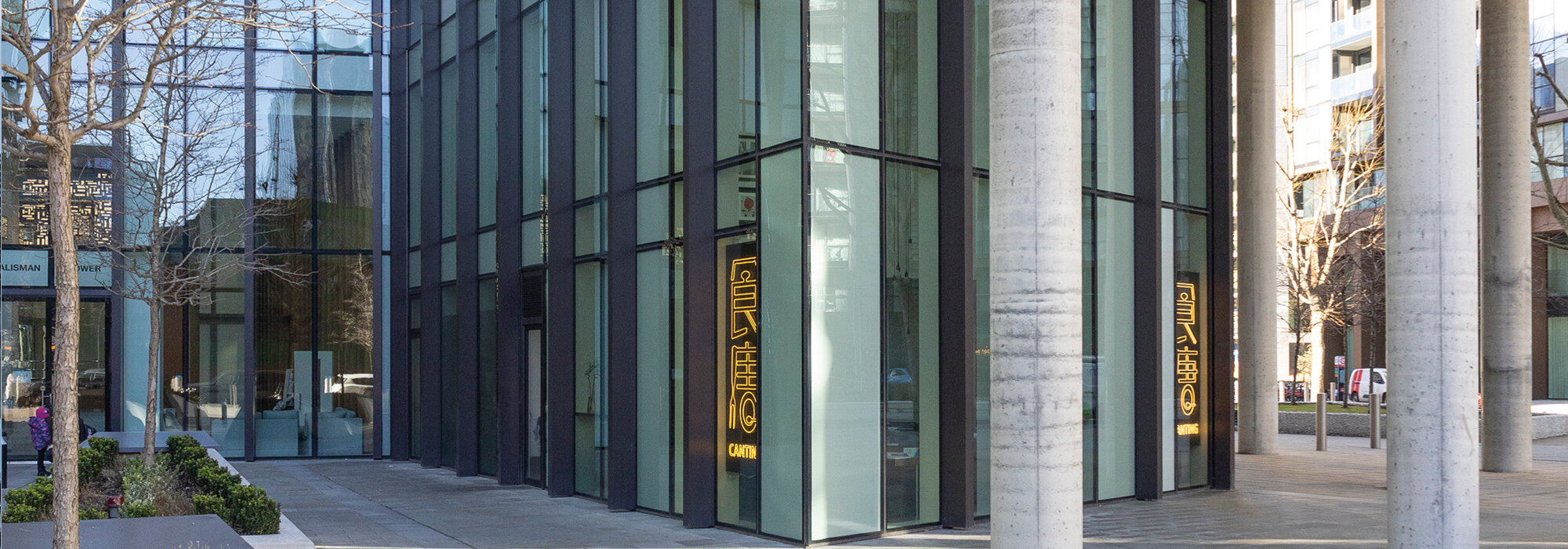 Moderner Bürokomplex mit Glasfassade und Betonsäulen Glasfassade und Betonsäulen moderner Bau
