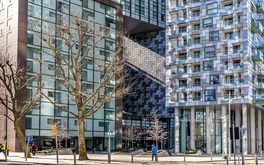 Modernes Wohnhochhaus mit Glasbalkonen Modernes Hochhaus mit Glasbalkonen