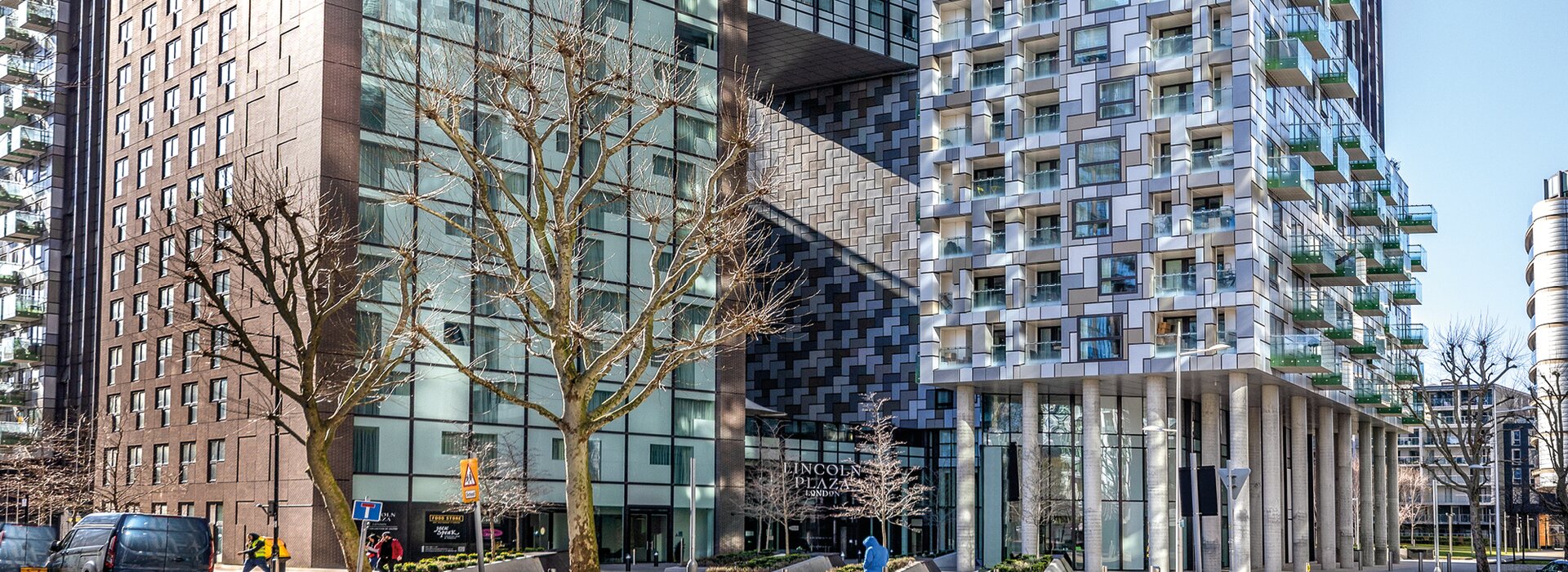 Modernes Wohnhochhaus mit Glasbalkonen Modernes Hochhaus mit Glasbalkonen