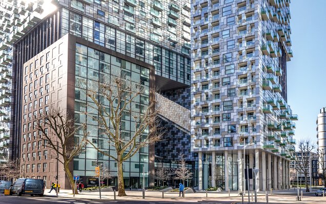 Modernes Wohnhochhaus mit Glasbalkonen Modernes Hochhaus mit Glasbalkonen