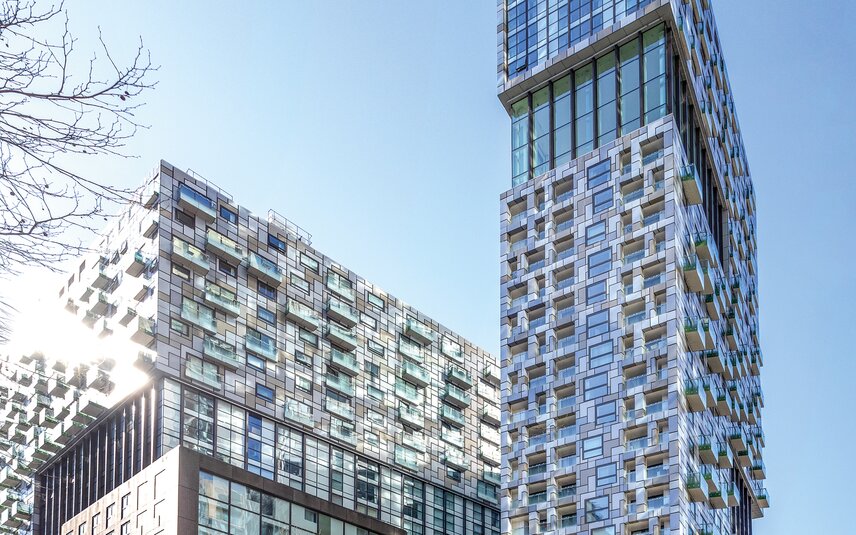 Modernes Hochhaus mit Glasfassade und Balkonen Hochhaus mit Balkonfassade und Glasfenstern