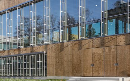 Moderne Glas-Holzfassade mit Eingangstüren Glasfassade mit Holz und Türen